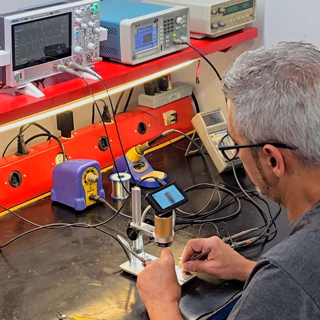 Eddy Current - Ensaios Não Destrutivos - Homem trabalhando em um aparelho de Eddy Current